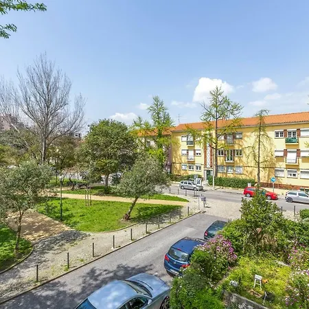 Sunny, Bright And Quiet Apartment, By Timecooler * Lissabon