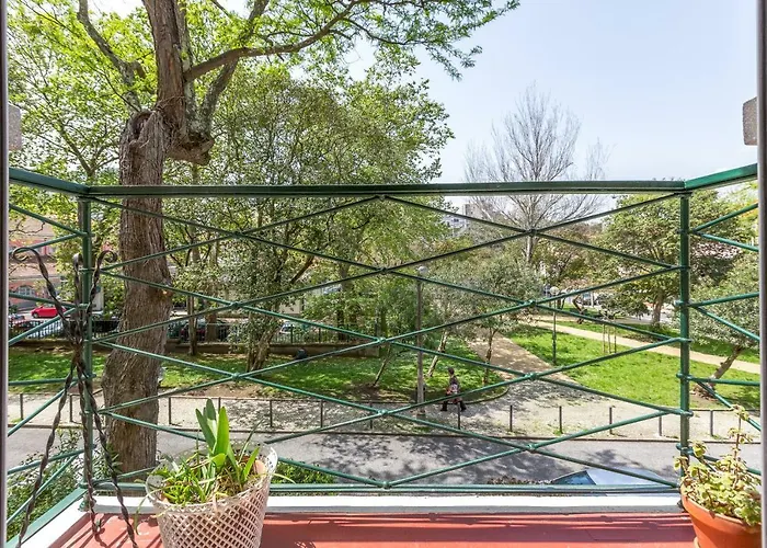 Sunny, Bright And Quiet Apartment, By Timecooler *