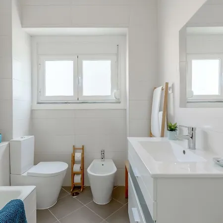 Sunny, Bright And Quiet Apartment, By Timecooler *