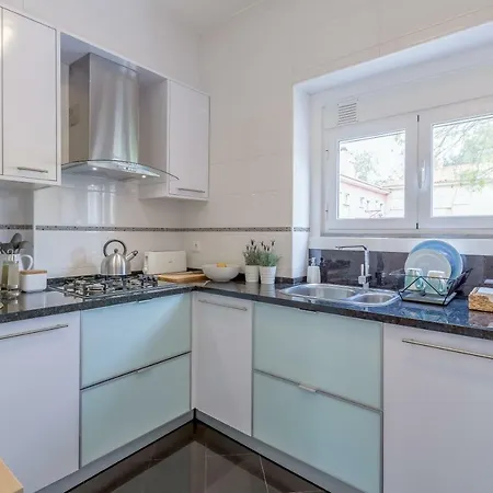 Sunny, Bright And Quiet Apartment, By Timecooler * Лиссабон